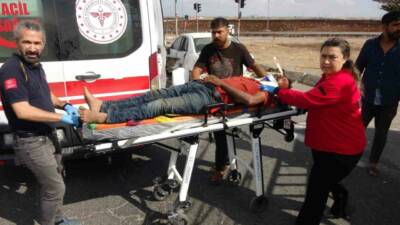 Adıyaman-Gölbaşı karayolu Urfa yol ayrımı kavşağında otomobil ile kamyonetin çarpışması