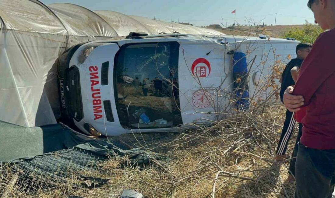 Samsat ilçesinde yaşanan kavgada yaralanan kişileri taşıyan ambulans, Adıyaman'a doğru