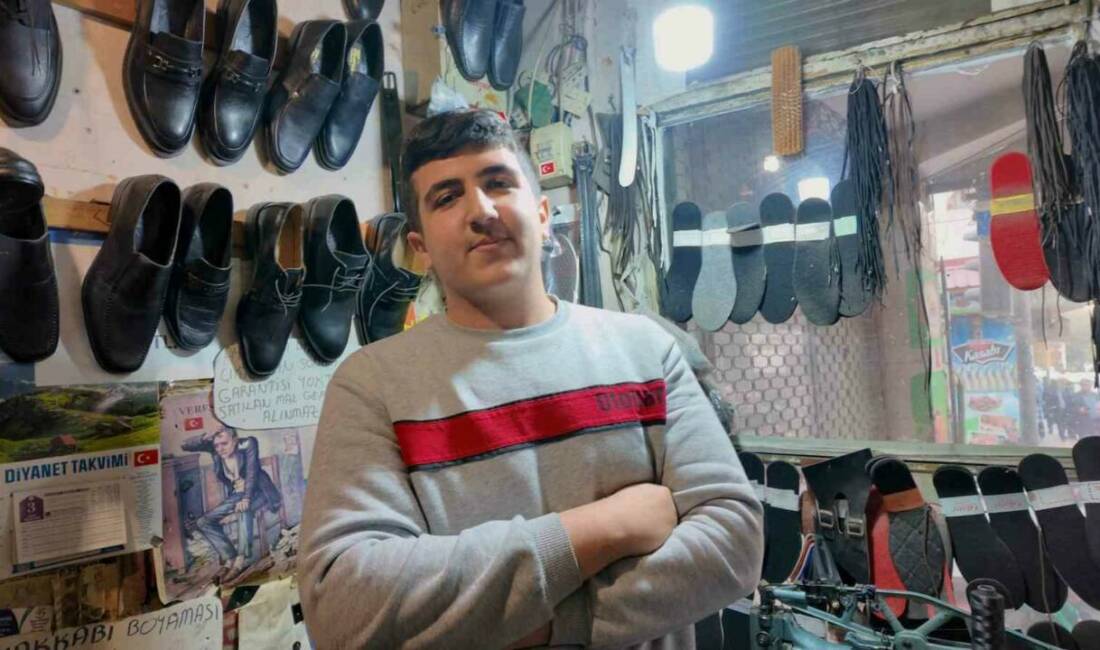 16 yaşında dükkanı devraldı, 3 buçuk metrekarede dede mesleğini sürdürüyor Siirt'te 16 yaşındaki Muhammed Nuri Soysal, dedesinden 10 yaşından beri