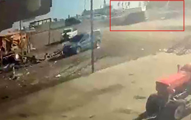 Diyarbakır'ın Karamus Mahallesi'nde meydana gelen trafik kazasında tırın iki araca