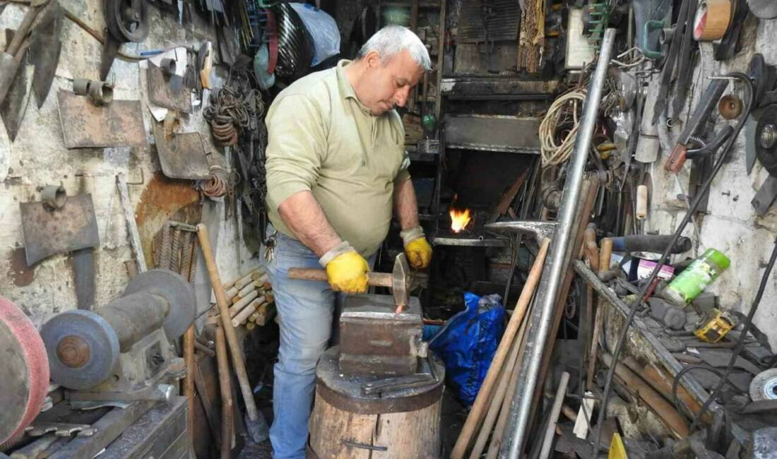Kilis’te 28 yıldır demircilik yapan Kemal Etçi, teknolojinin gelişmesiyle unutulmaya