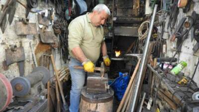 Kilis’te 28 yıldır demircilik yapan Kemal Etçi, teknolojinin gelişmesiyle unutulmaya