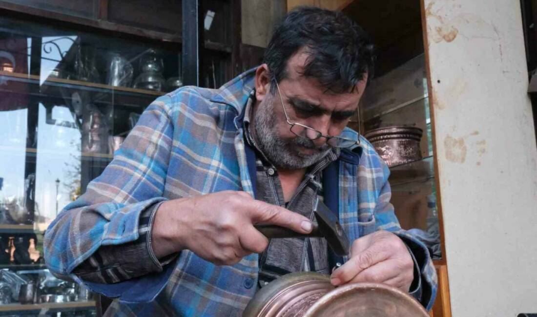 Gaziantep'te 43 yıldır bakırcılık yapan Mustafa Üzümcü, mesleğin yok olma