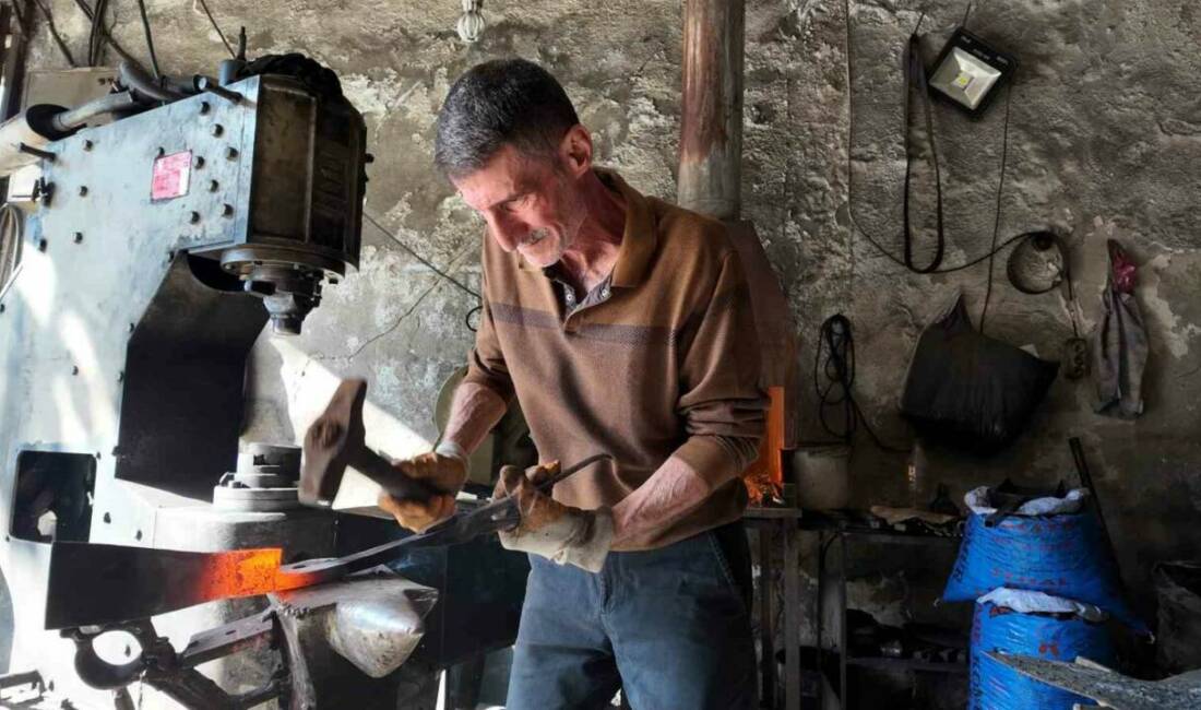 Siirtli demir ustası Musa İrey, 45 yıldır babasından kalan mesleği