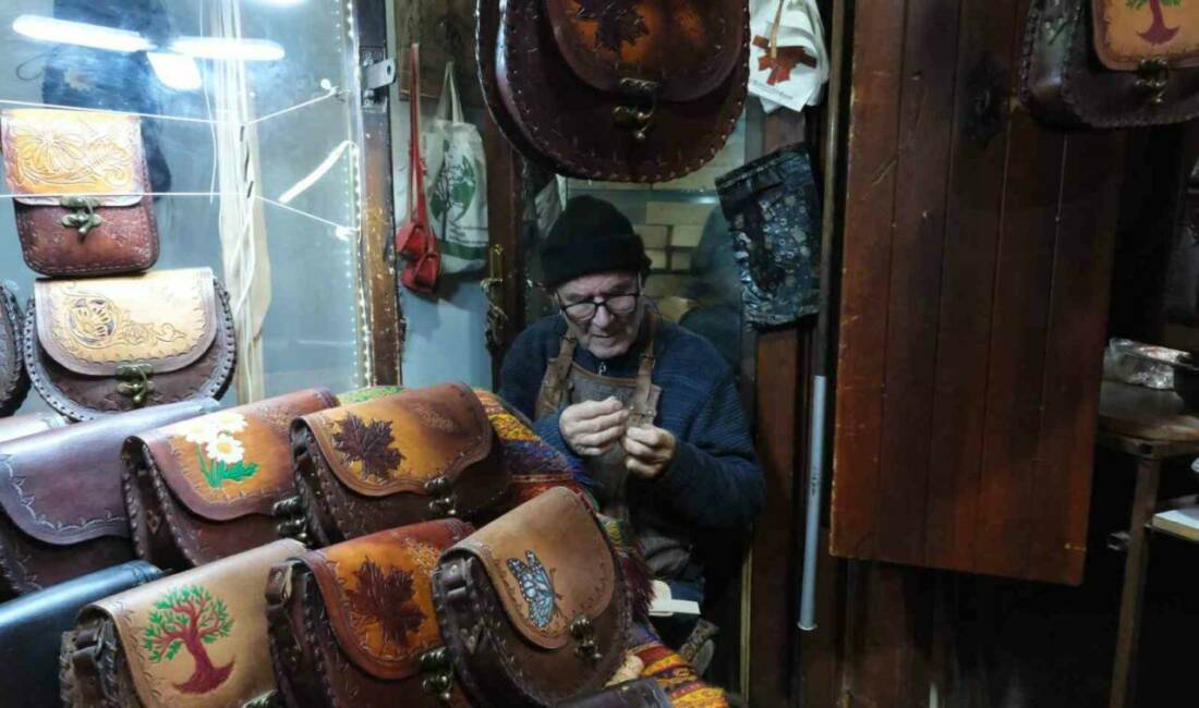 Gaziantep'te 66 yıldır Bakırcılar Çarşısı'ndaki dükkanında el işçiliğiyle çanta yapan