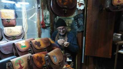 Gaziantep'te 66 yıldır Bakırcılar Çarşısı'ndaki dükkanında el işçiliğiyle çanta yapan