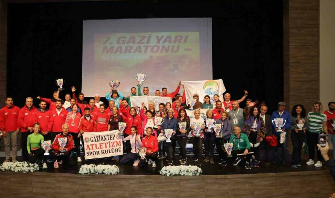 Gaziantep'te düzenlenen 7. Gazi Yarı Maratonu ve Halk Koşusu'nda binlerce