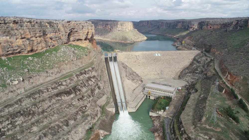 Dicle Barajı'ndaki su seviyesi azaldı çünkü yağış miktarı azaldı. Kuraklık