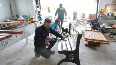 Adıyaman Belediyesi, depremde yıkılan depoyu ileri dönüşüm atölyesine dönüştürerek atıl