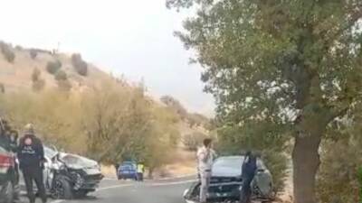 Adıyaman’ın Kahta ilçesinde iki otomobilin çarpışması sonucu 10 kişi yaralandı.