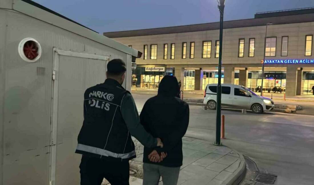 Adıyaman'da 340 gram sentetik uyuşturucu madde ele geçirilirken gözaltına alınan