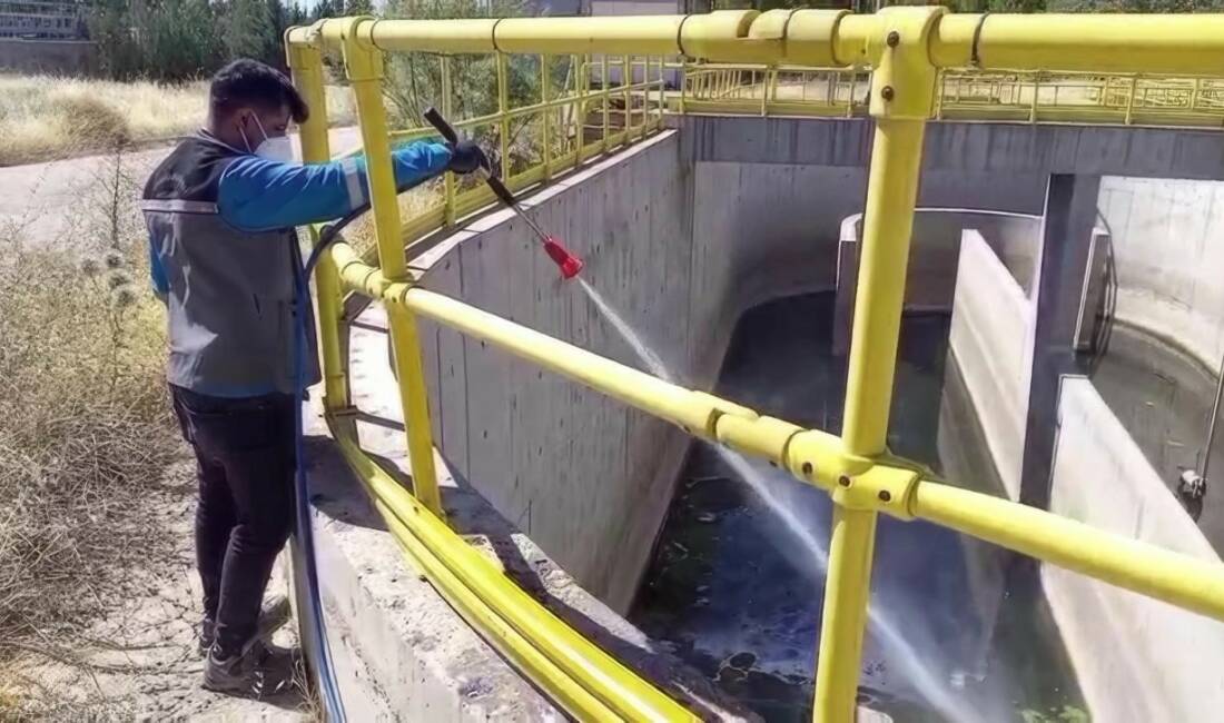 Adıyaman Belediyesi Park ve Bahçeler Müdürlüğü'ne bağlı ekipler, larva ile