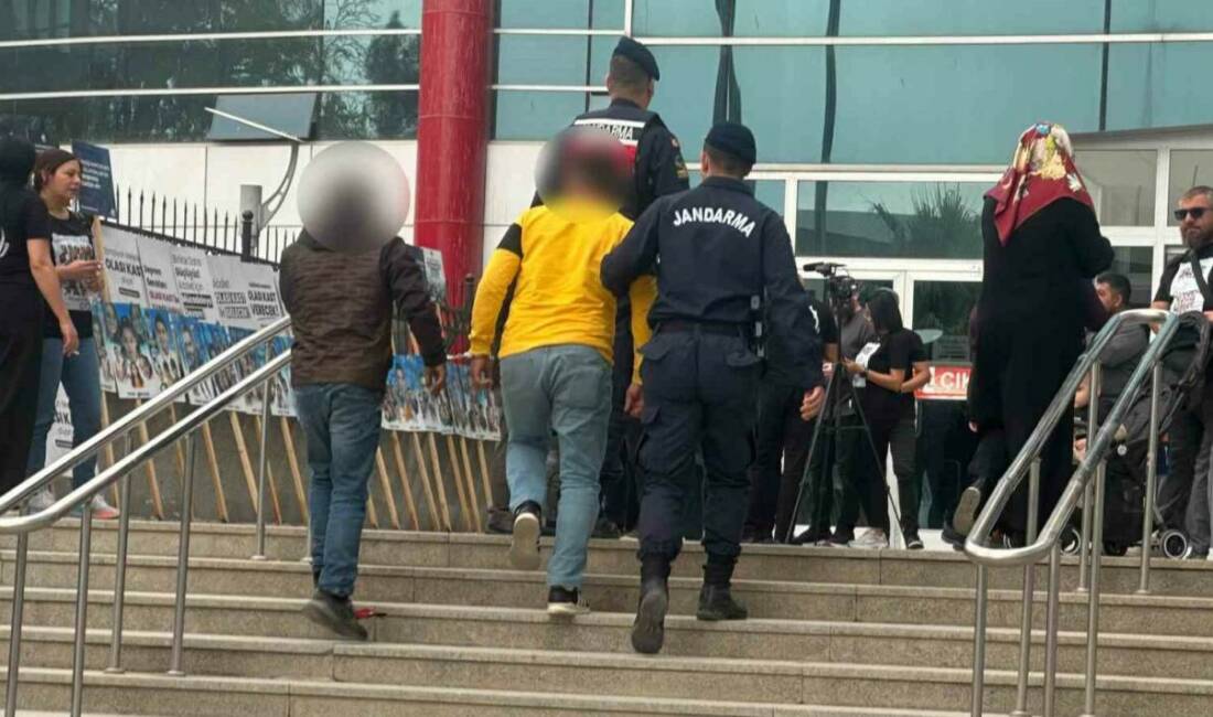 Adıyaman’da hırsızlık şüphelisi 2 şahıs yakalandı Adıyaman’da konteyner kentte yaşanan hırsızlık olayının şüphelisi 2 şahıs yakalandı.