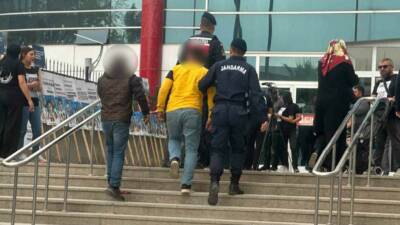 Adıyaman’da konteyner kentte yaşanan hırsızlık olayının şüphelisi 2 şahıs yakalandı.