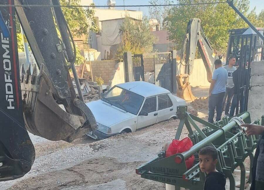 Adıyaman’da otomobil alt yapı çukurunda mahsur kaldı Adıyaman'ın Sümerevler Mahallesi'nde alt yapı çalışmalarının ardından doldurulan yolda bir