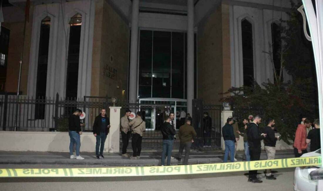 Adliye çıkışında silahlı saldırıya uğrayan 2 kişi ağır yaralandı Şırnak'ın Cizre ilçesinde Cizre Adliyesi çıkışında meydana gelen silahlı saldırıda