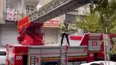 Diyarbakır'ın Bağlar ilçesinde ağaçta mahsur kalan bir kedi, itfaiye ekipleri