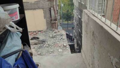 Diyarbakır'ın Kaynartepe Mahallesi'nde, Kahramanmaraş merkezli bir binanın yıkımı sırasında yanındaki