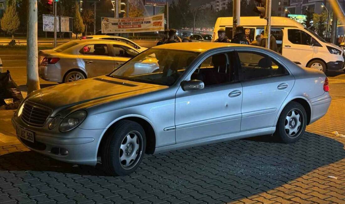 Diyarbakır'ın Bağlar ilçesinde otomobiline binerken silahlı saldırıya uğrayan bir kişi