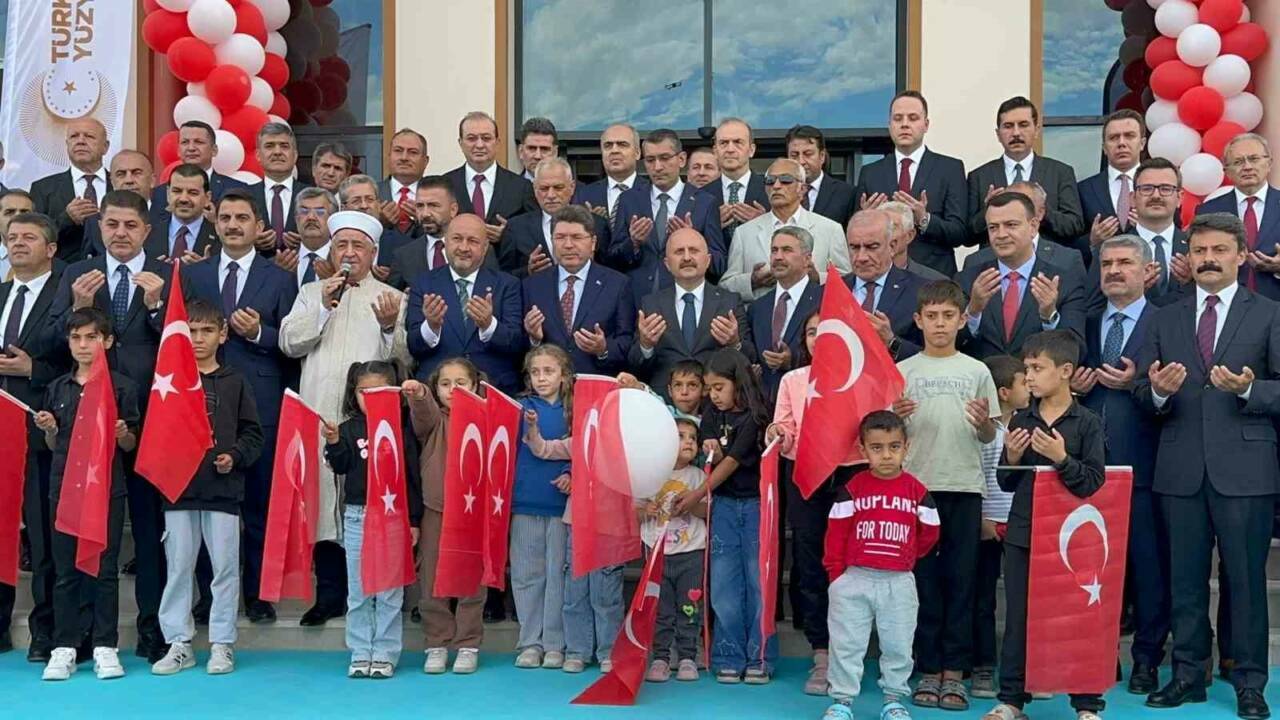 Adalet Bakanı Yılmaz Tunç, Adıyaman'ın Besni ilçesinde yeni Adalet Sarayı'nın