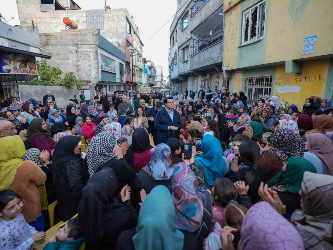 Şehitkamil Belediye Başkanı Umut Yılmaz, Göllüce Mahallesi'nde büyük bir kalabalık
