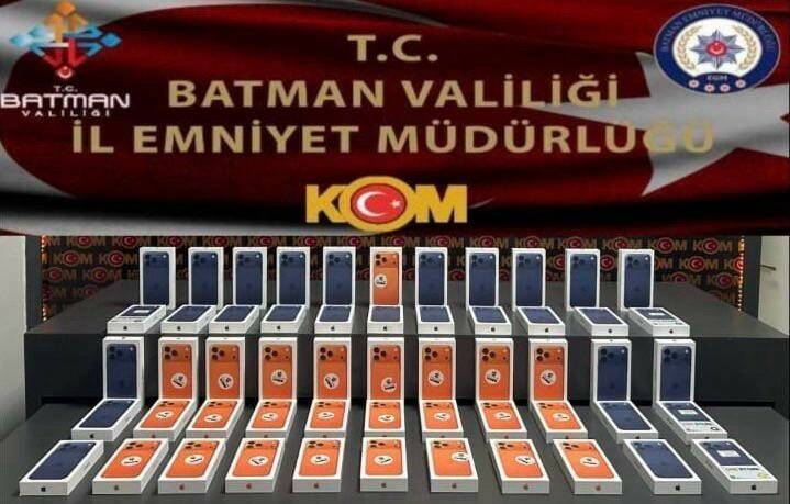 Batman’da 6,6 milyon TL değerinde kaçak telefon ele geçirildi Batman'da düzenlenen operasyonda 55 adet kaçak cep telefonu ele geçirildi.