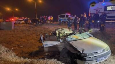 Batman'da park halindeki bir tıra çarpan otomobilin şarampole devrilmesi sonucu,