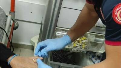 Batman'da yaşayan bir kadının parmağına sıkışan yüzük, itfaiye ve sağlık