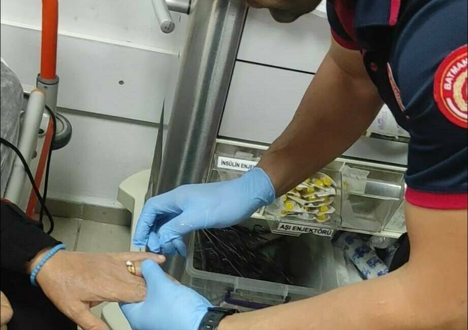 Batman’da itfaiye ve sağlık ekiplerinden ortak “yüzük çıkartma” operasyonu Batman'da yaşayan bir kadının parmağına sıkışan yüzük, itfaiye ve sağlık