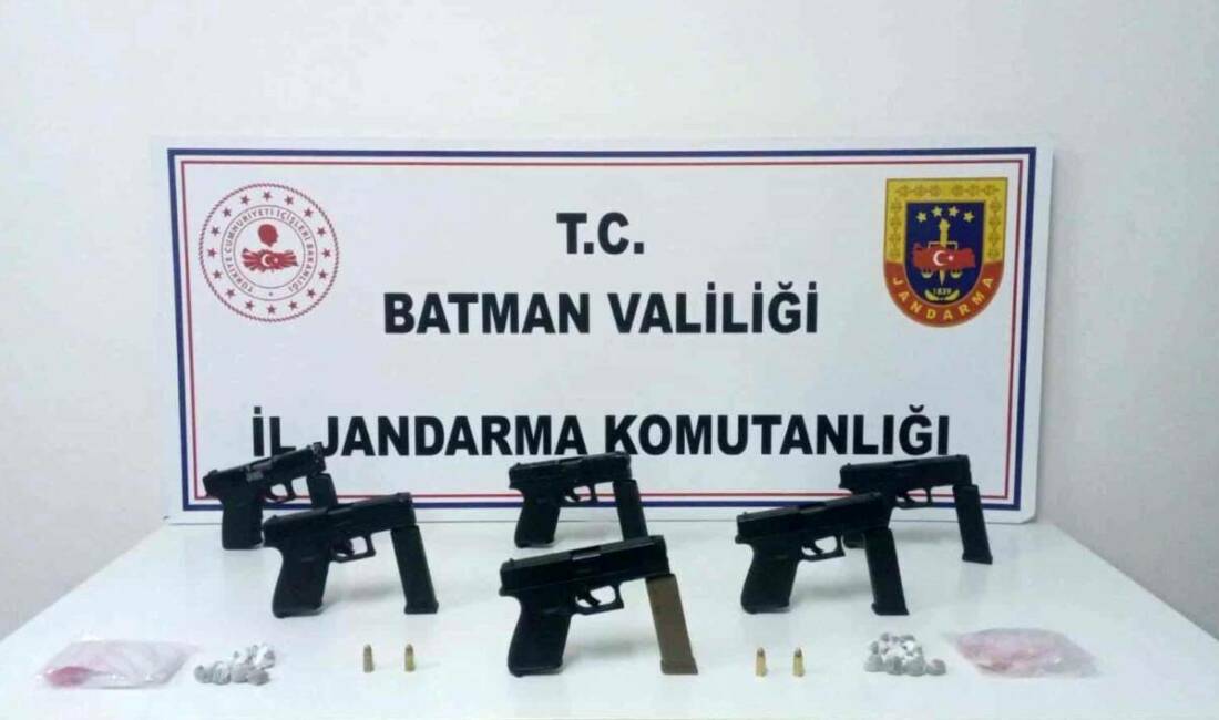 Batman’da kaçak silah operasyonu: 6 tutuklama Batman'da jandarma ekiplerinin düzenlediği silah ticareti operasyonunda 6 kişi gözaltına