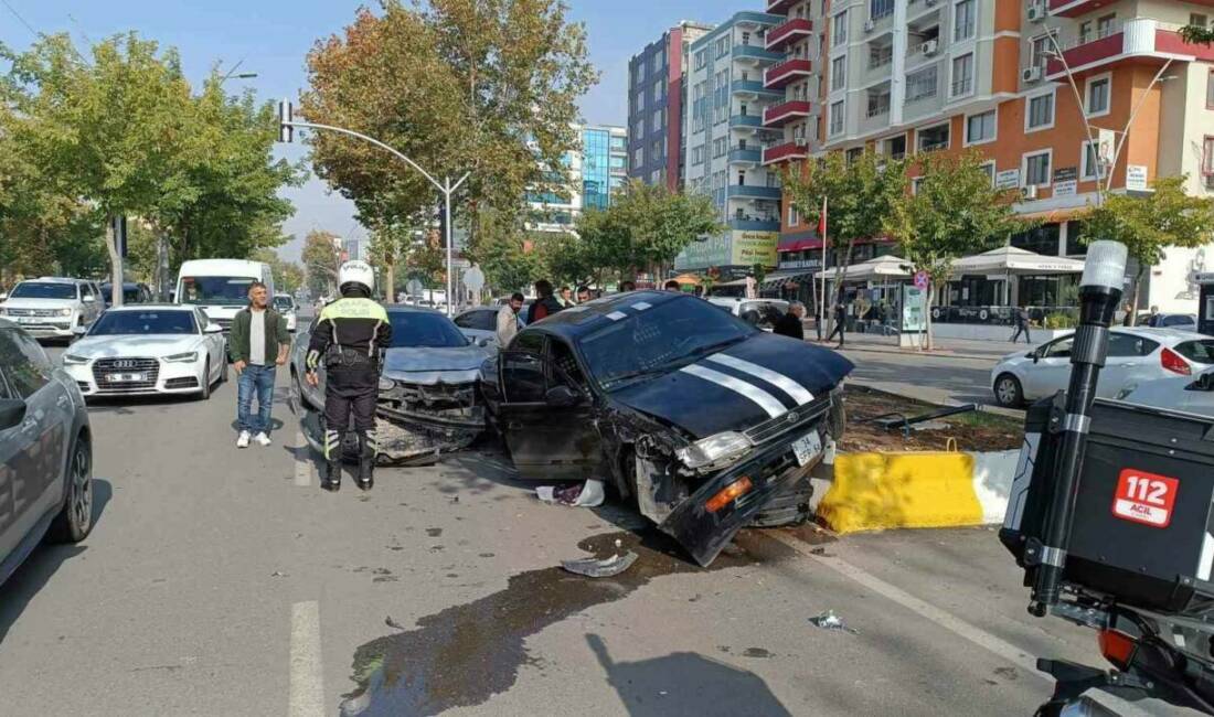 Batman’da kontrolden çıkan otomobil orta refüje çıktı Batman'da Turgut Özal Caddesi'nde meydana gelen trafik kazasında, bir aracın