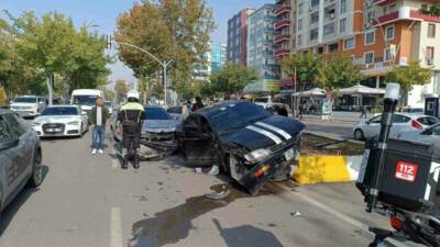 Batman'da Turgut Özal Caddesi'nde meydana gelen trafik kazasında, bir aracın