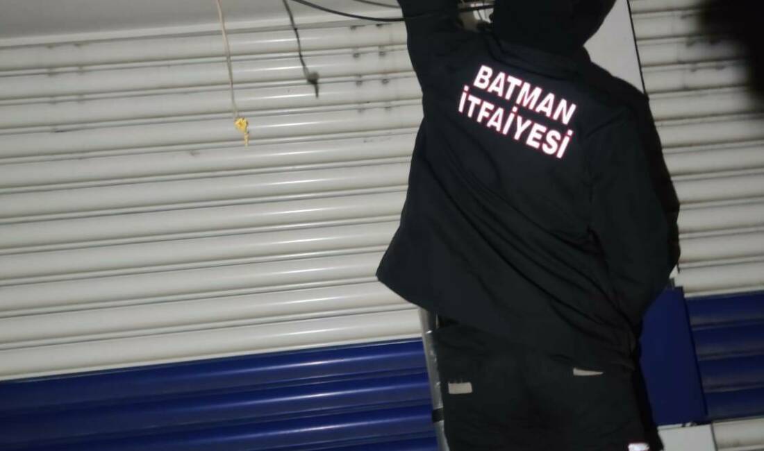 Batman'da kuaför dükkanında elektrikli kapı arızası nedeniyle mahsur kalan 3