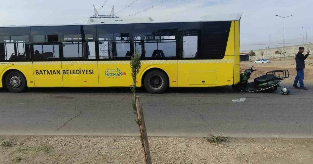 Batman’da motosiklet, halk otobüsüne çarptı: 1 yaralı Batman'ın Kuyubaşı TOKİ konutları girişinde meydana gelen kazada belediye halk