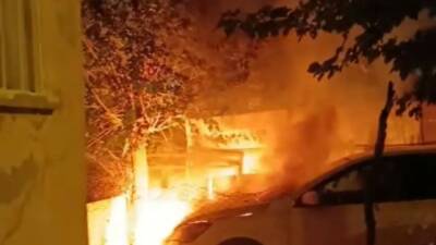 Batman’ın Körük Kavşağı mevkiindeki Afet Konutları bölgesinde park halinde bulunan