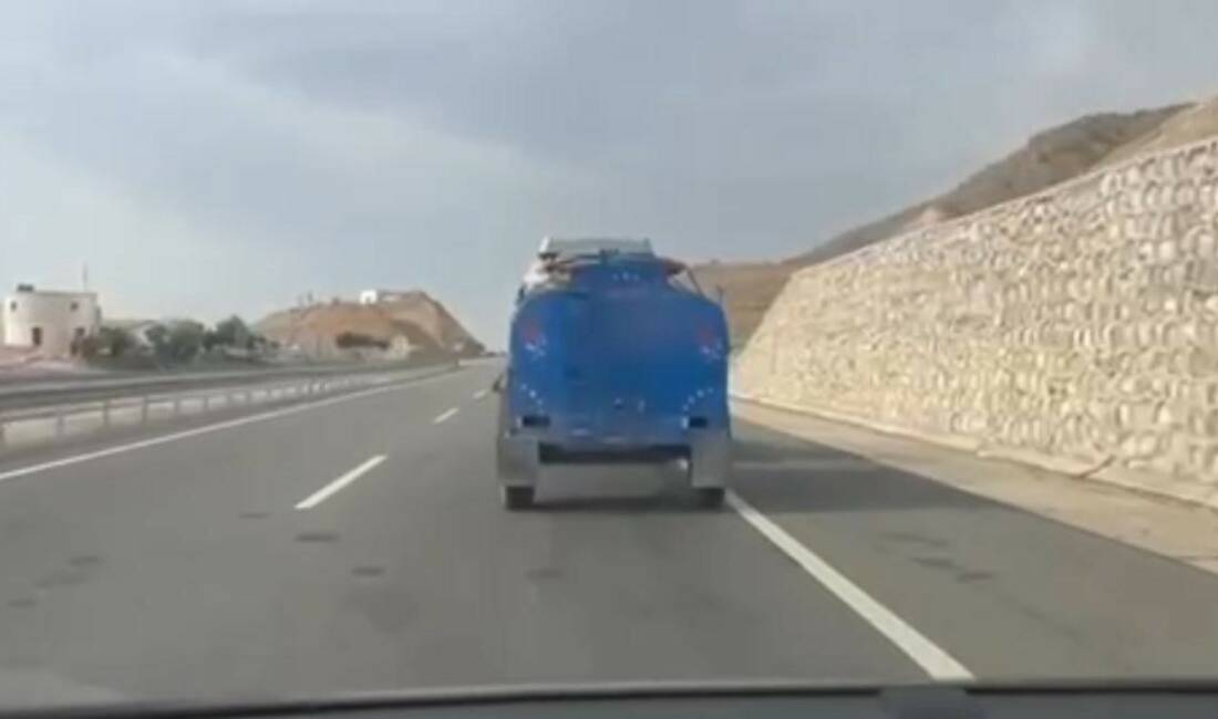 Batman’da su tankerinden kaçak sigara çıktı Batman İl Emniyet Müdürlüğü ekipleri, tarımsal bahçeleri sulamada kullanılan su