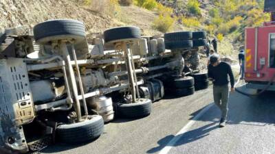 Sason ilçesinde virajı alamayan asfalt yüklü kamyon kaza yaptı. Yan