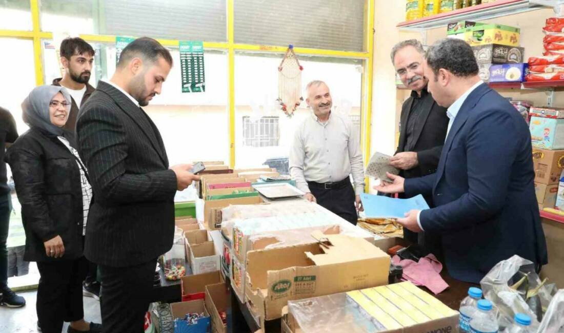 Eyyübiye Belediye Başkanı Mehmet Kuş, bir bakkal dükkanında vatandaşların borçlarının