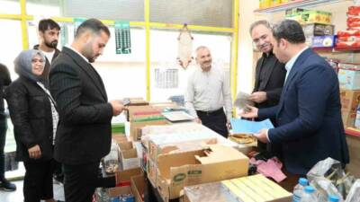 Eyyübiye Belediye Başkanı Mehmet Kuş, bir bakkal dükkanında vatandaşların borçlarının
