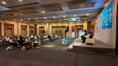 Şanlıurfa'da düzenlenen konferansta, iklim değişikliğiyle mücadelede yerel yönetimlerin rolü, eğitim