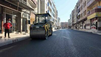 Şanlıurfa Büyükşehir Belediyesi, kış öncesi asfaltlama çalışmalarını yoğunlaştırarak, Eyüpkent Mahallesi'nde