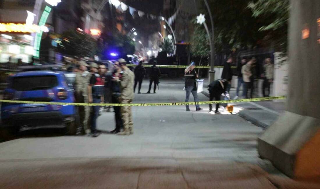 Cizre’de adliye önündeki silahlı saldırı olayına ilişkin 4 şahıs tutuklandı Cizre'de, adliye çıkışında yaşanan silahlı saldırıda 1 kişinin öldürülmesiyle ilgili