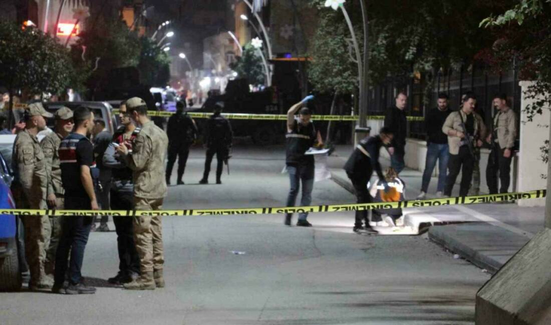 Cizre’de adliye önündeki silahlı saldırıda 1 kişi hayatını kaybetti Şırnak'ın Cizre ilçesinde Adliye çıkışında meydana gelen silahlı saldırıda 2