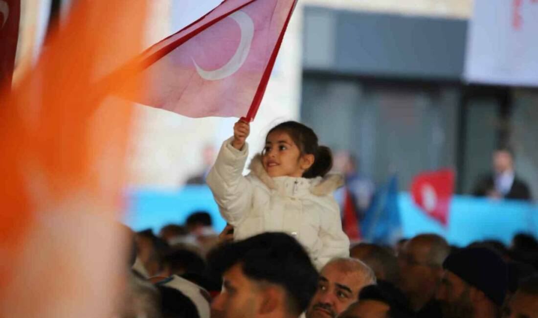 Cumhurbaşkanı Erdoğan: “350 bin 178 bağımsız bölümün anahtarlarını hak sahibi kardeşlerimize takdim etmiş oluyoruz” Cumhurbaşkanı Recep Tayyip Erdoğan, Adıyaman'da 350 bininci deprem konutunun anahtar