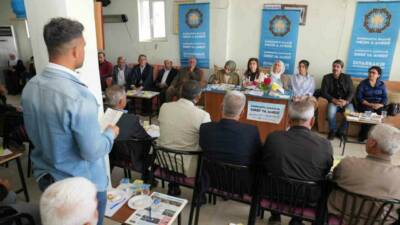 Diyarbakır Büyükşehir Belediye Başkanı Serra Bucak, Hazro'da mahalle muhtarlarıyla bir