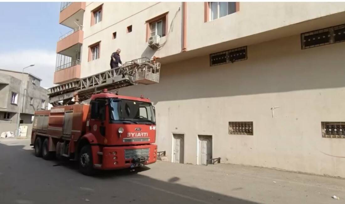 Demir korkulukta sıkışan güvercini itfaiye kurtardı Mardin’in Nusaybin ilçesinde demir korkulukta sıkışan güvercin, itfaiye ekiplerinin müdahalesiyle