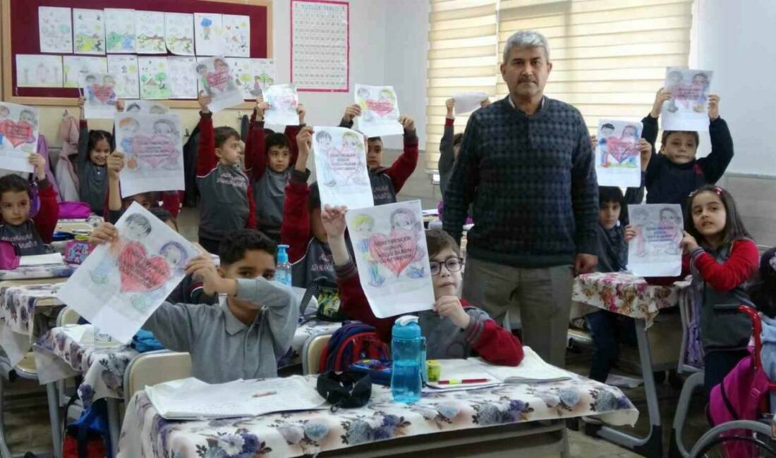 Depremin yaralarını öğrencileriyle sardı Adıyaman'da depremde büyük acılar yaşayan öğretmen Kadir Özer, eşini ve