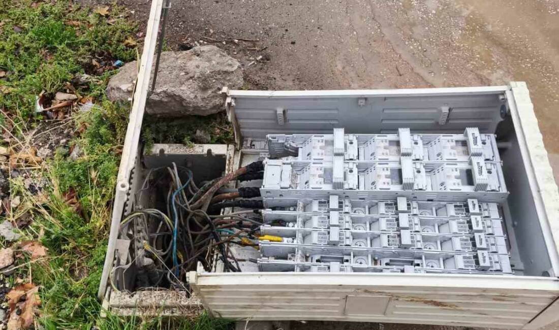 Devrilen elektrik trafosu ölüm saçıyor Adıyaman'ın Bahçelievler Mahallesi'nde devrilen elektrik trafosu mahalle sakinlerini tehlikeye sokuyor.