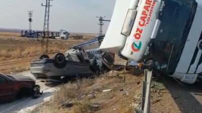 Şanlıurfa'nın Viranşehir ilçesinde meydana gelen kazada, sıfır otomobillerin yüklü olduğu