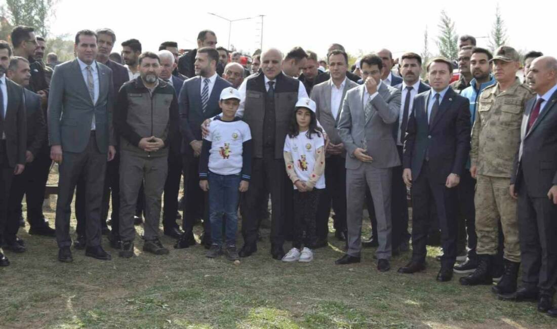 Diyarbakır'ın Dicle ilçesindeki Selahattin Eyyubi Gençlik Kampı'nda 11 Kasım Milli